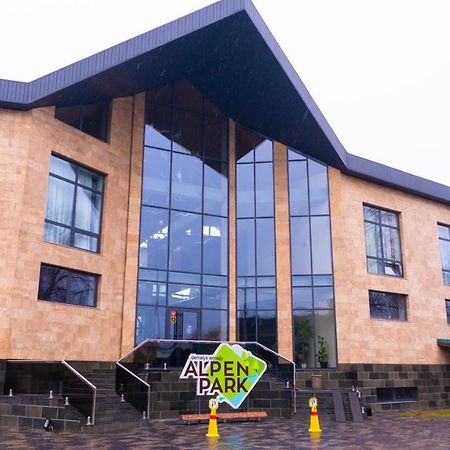 ホテル Alpen Park シムケント エクステリア 写真